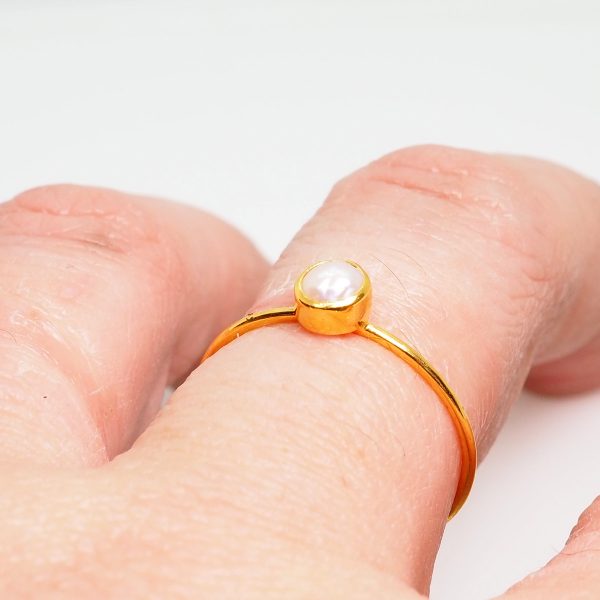 Gold Ring with small Pearl